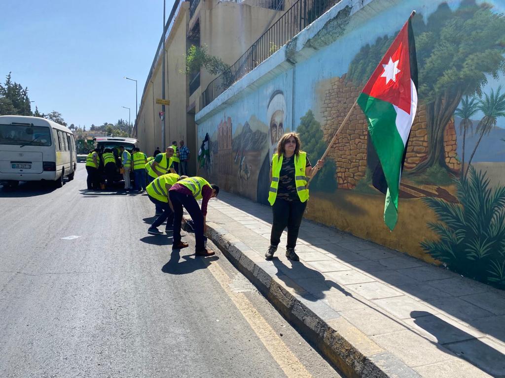 فريق المبادرة أثناء طلاء الأطراف