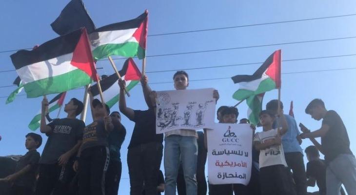 نشطاء فلسطينيين، يتظاهرون أمام مستشفى المطلع في بلدة الطور بمدينة القدس رفضا لزيارة الرئيس الأمريكي جو بايدن وتصريحاته الداعمة للاحتلال