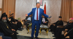 النائب عياش يتوسط الحضور ويرحب بهم