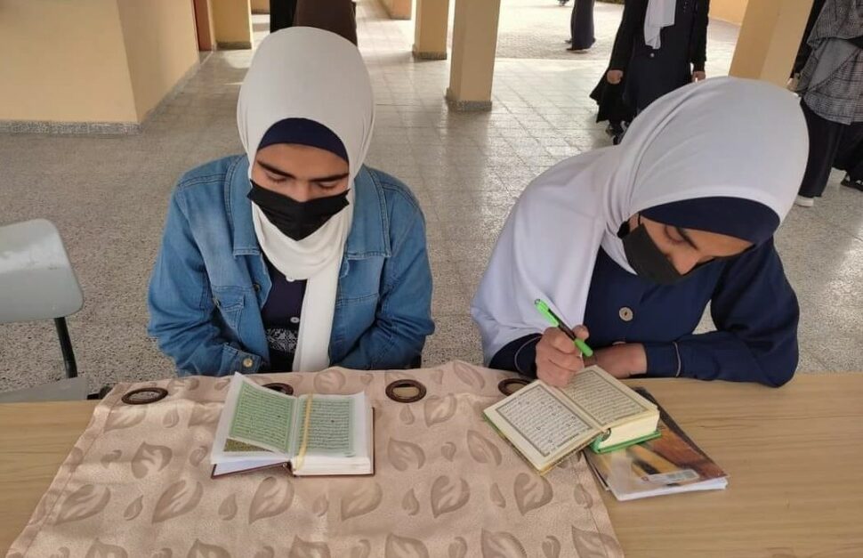 طالبات يقرأن القرآن في حصة التلاوة في مدرسة حكومية