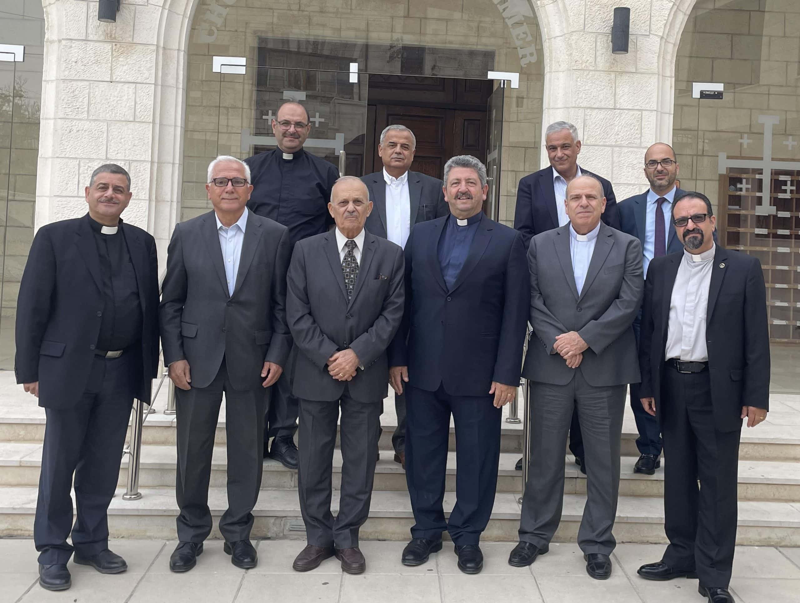 الصف الاول: القس وليد مدانات, القس منذر شحاتيت القس فائق حداد ، اللواء المتقاعد عماد المعايعة والقس ديفيد الريحاي القس ابراهيم نيروز.الصف الاعلى: المحامي خلدون سلايطة، المحامي رمزي نزهه، القس نبيه العباسي القس جورج قبطي