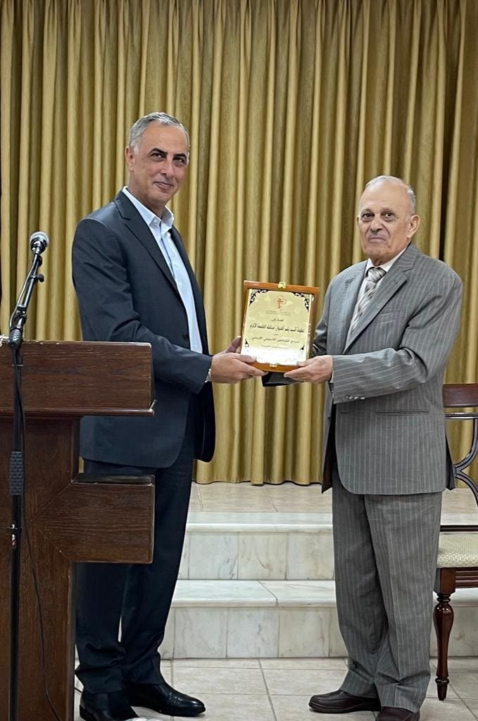 Evangelical Council head presents plaque to governor