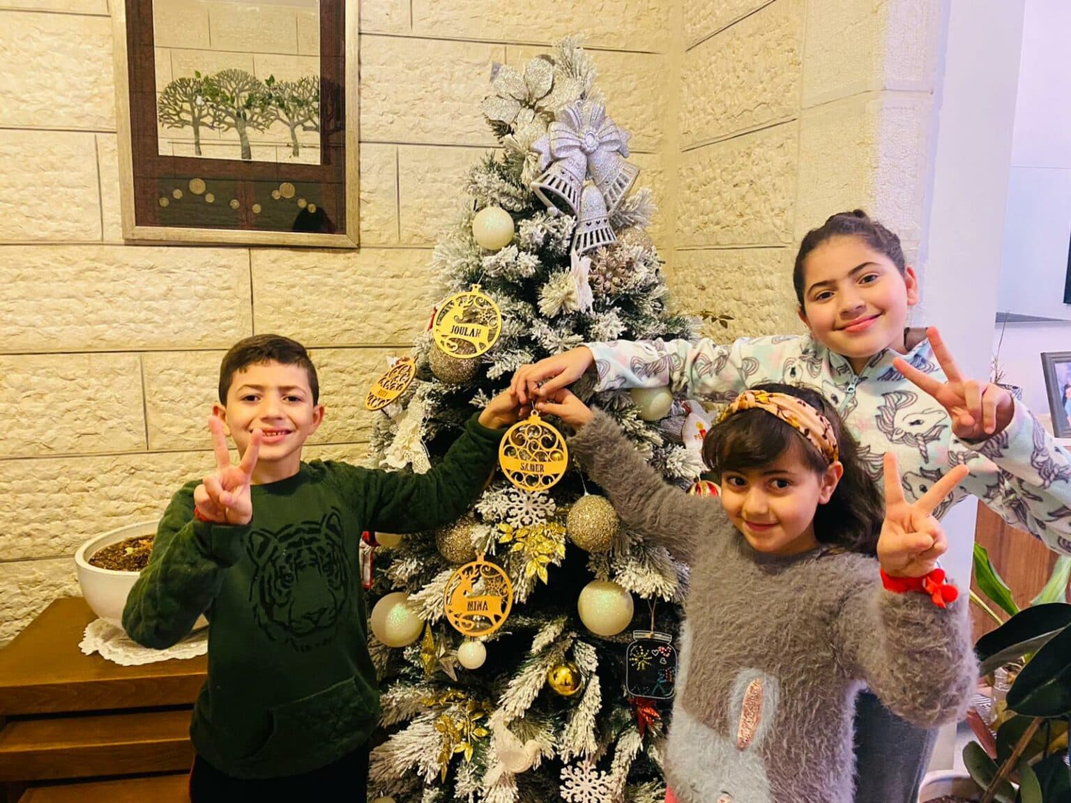 صورة ارشيفية لاظفال الاسير الفلسطيني سامر عربيد. هل يحتفل مع اطفاله هذا العيد؟