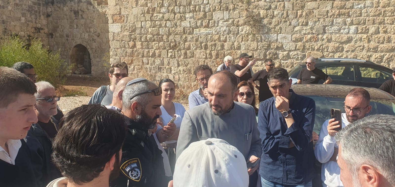 الاب كورين بغداديان مسؤول الاملاك في دير الارمن يناقش مسؤول الشرطة الاسرائيلي