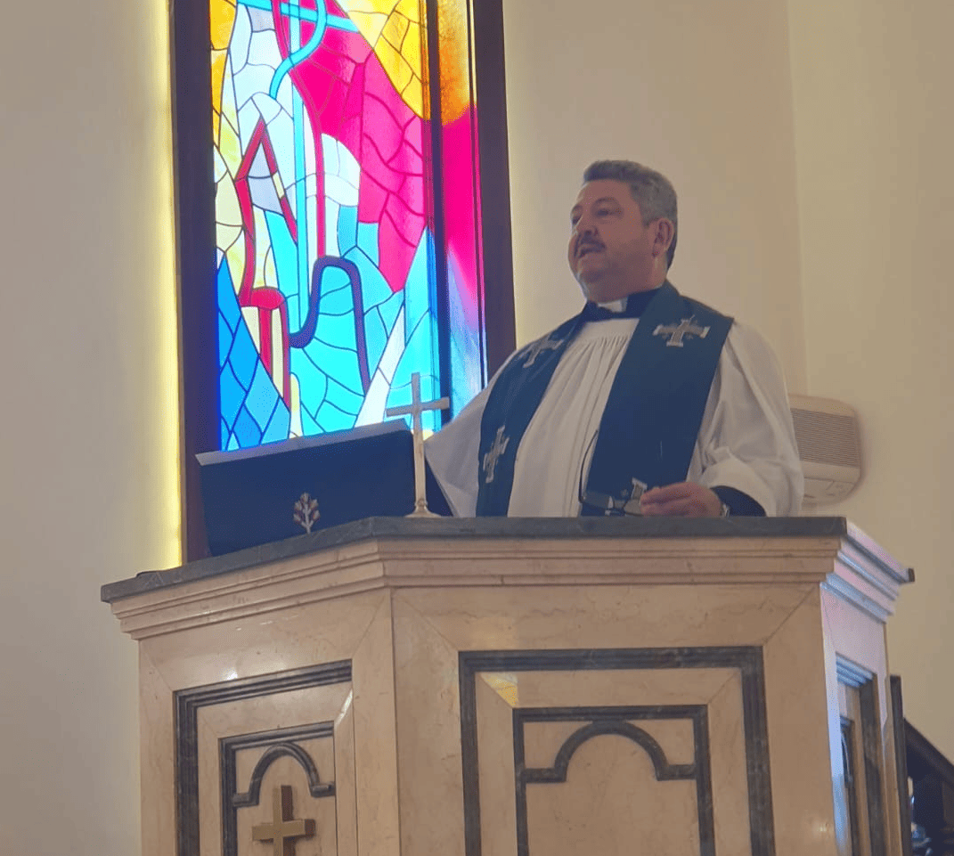 القس فائق حداد في كنيسة الفادي الاسقفية جبل عمان