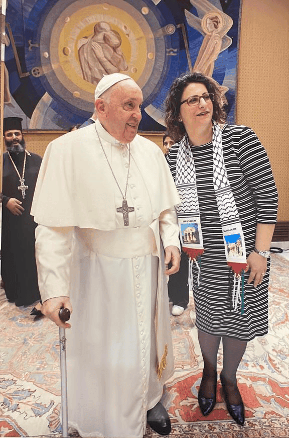 السيدة شيرين هلال مع البابا فرنسييس