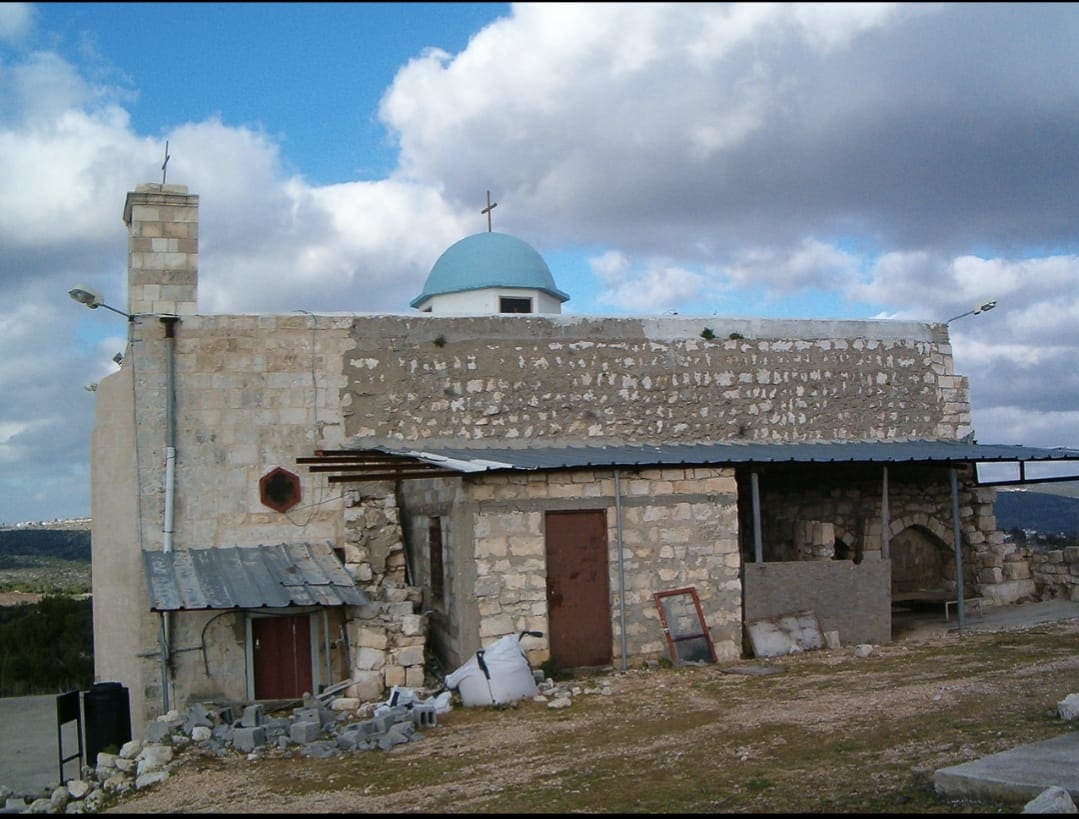 كنيسة اقرث للروم الكاثوليك الملكيين ويبدوا في العرشية التي سقطت على راس حنا الناصر The Iqrit Melkite Catholic Church with its shed