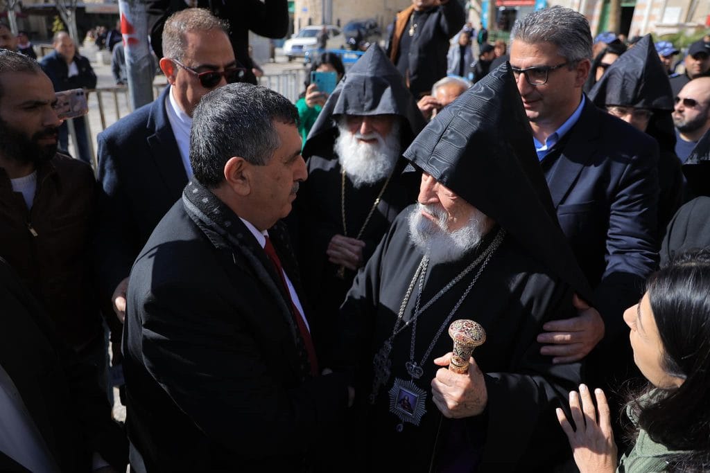 رئيس بلدية بيت لحم طوني سلمان يصافح البطريرك الارمني