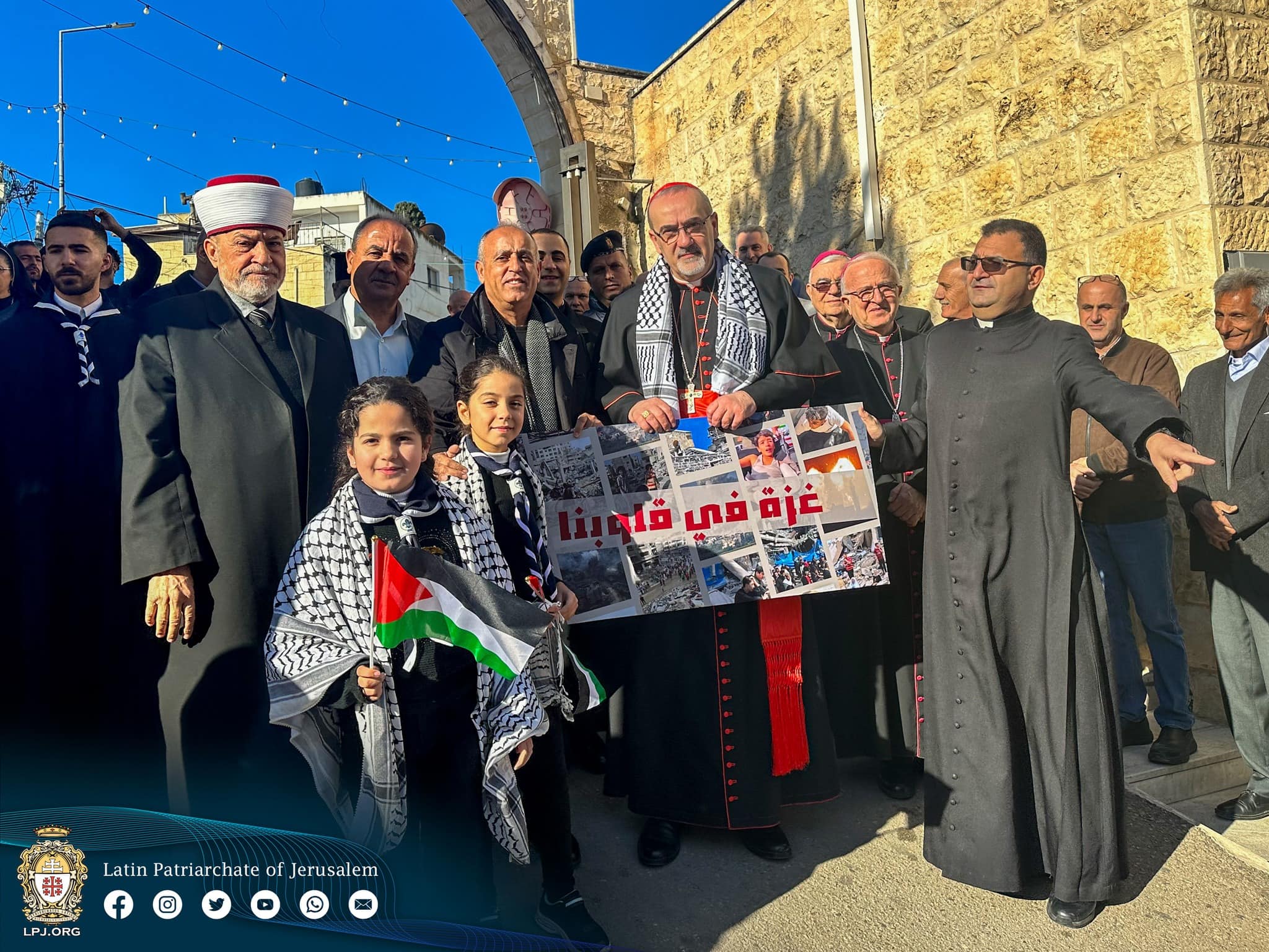 الكاردينال بيتسابلا مع شخصيات رسمية ودينية في الزبابده