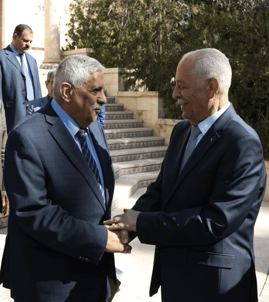 ناشر ملح الأرض داود كُتّاب يصافح رئيس الديوان الملكي معالي يوسف العيسوي