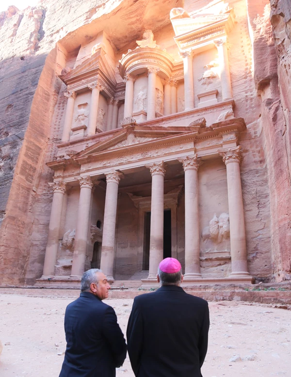 فارس بريزات رئيس مفوضية البتراء مع السفير البابوي في الأردن