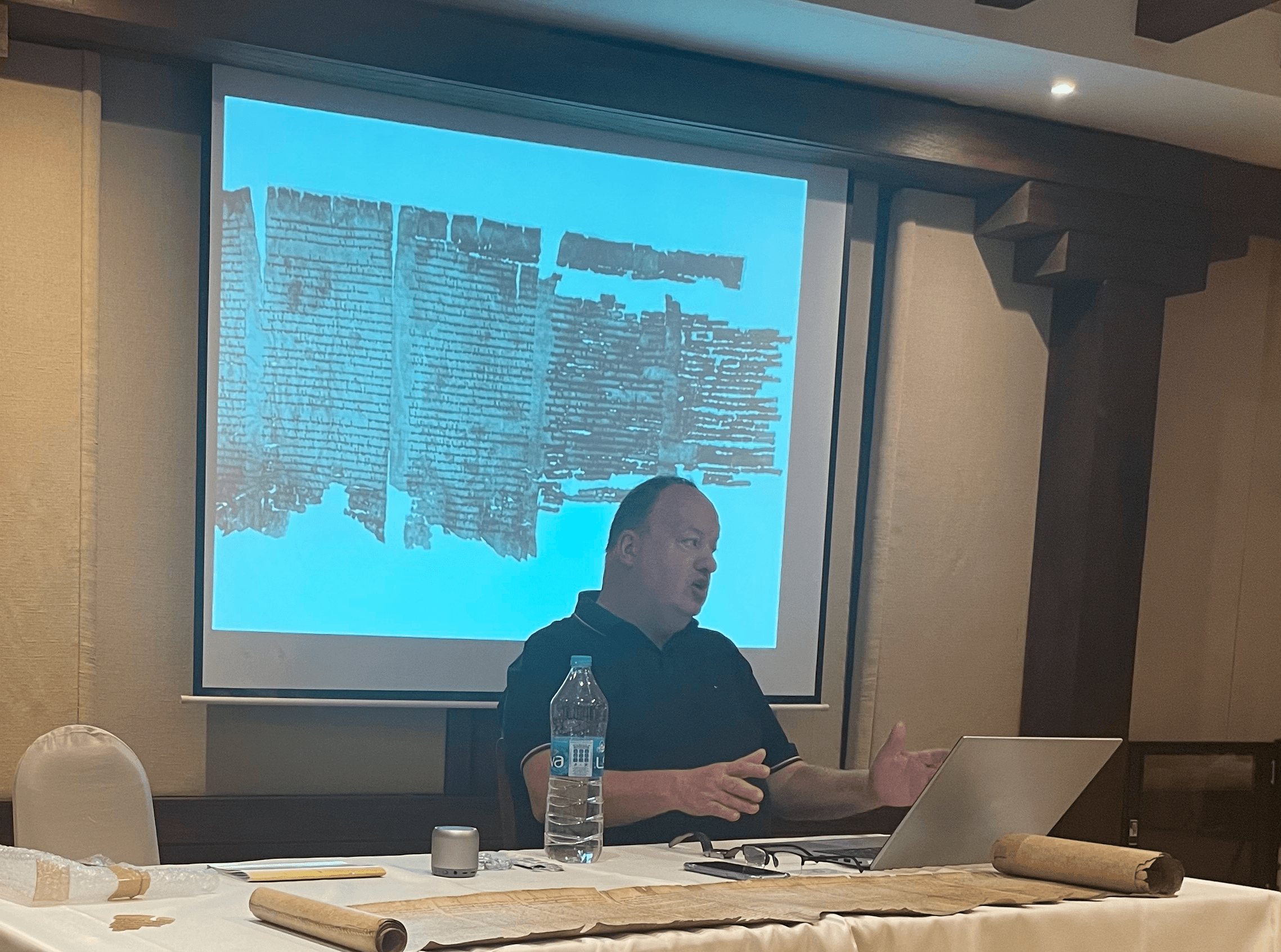 Dr. Schick lecturing on the Dead Sea Scrolls عالم الاثار الدكتور اليكساندر شيك يحاضر حول مخطوطات قمران