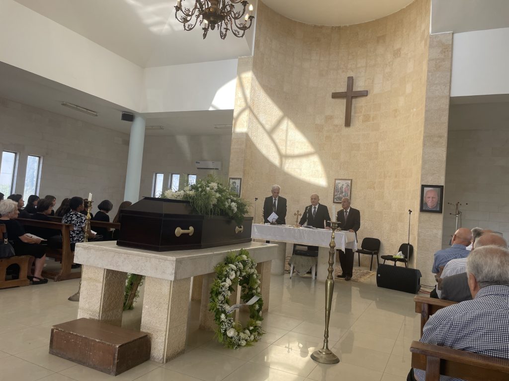 من اليمين القس جليل المعايعة والقس سهيل مدانات والقس عماد شحادة