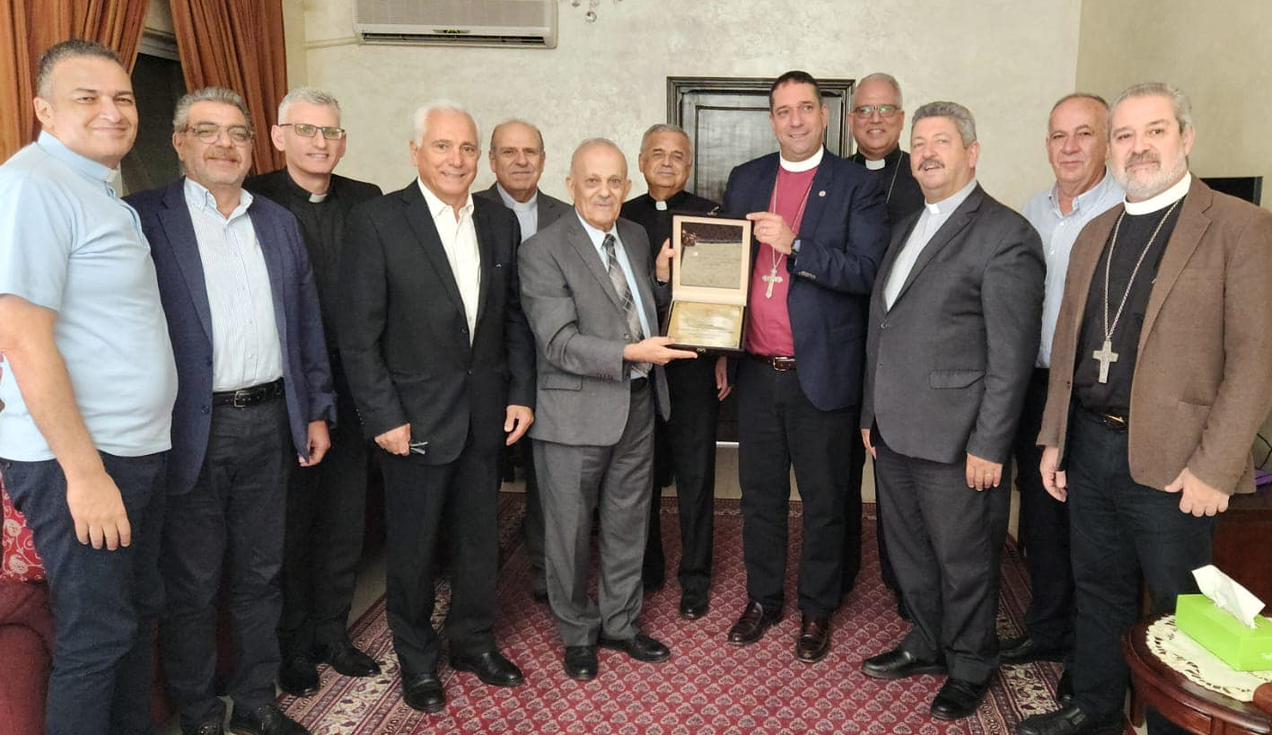 اللواء المتقاعد عماد معايعة رئيس المجمع الإنجيلي الأردني يقدم درع للمطران الاسقفي حسام نعوم