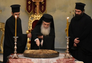بطريرك القدس للروم الأرثوذكس ثيوفيولس يقطع كعكة "الڤاسيلوبيتا"