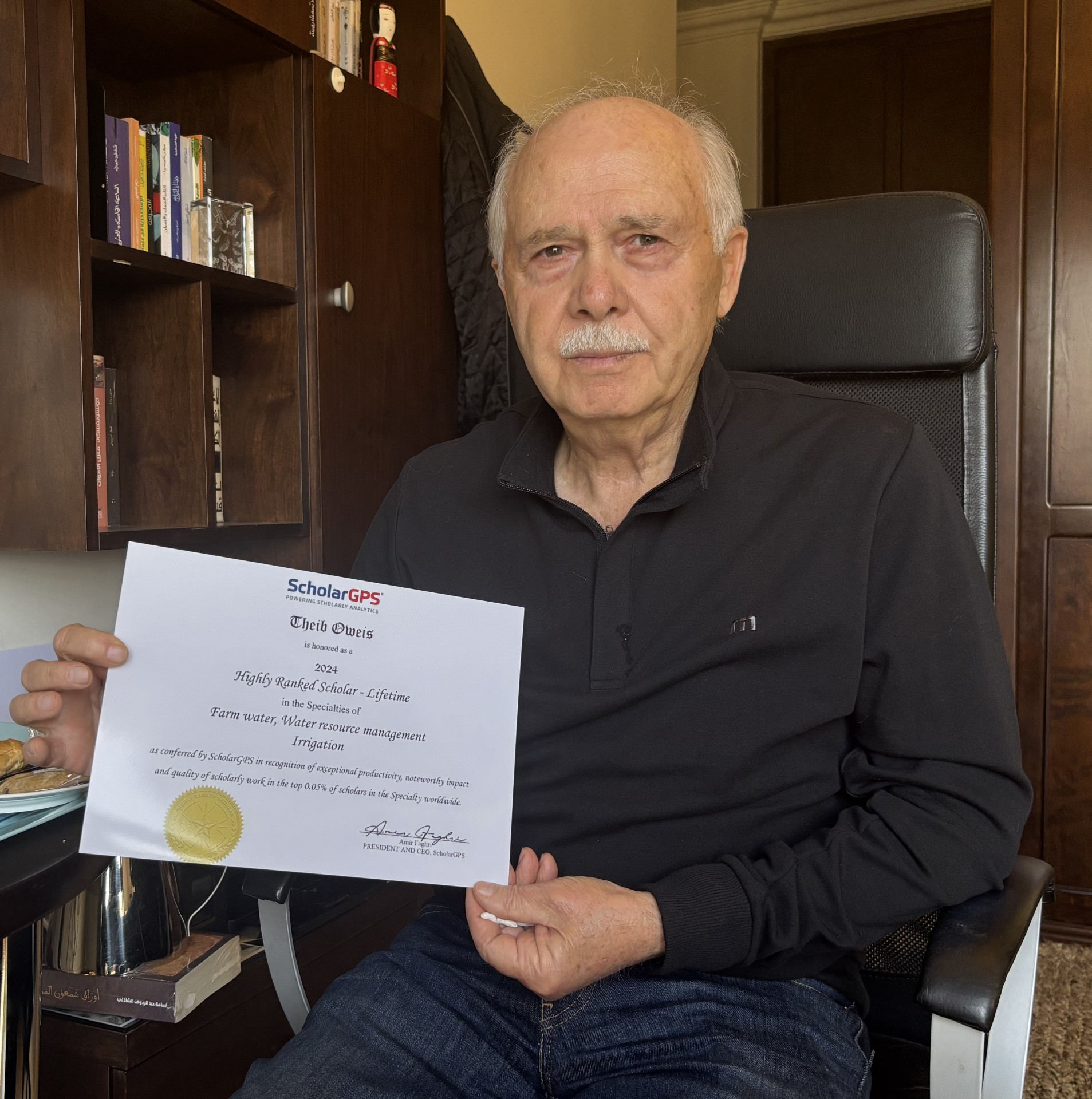 المهندس د. ذيب عويس في مكتبه في عمان