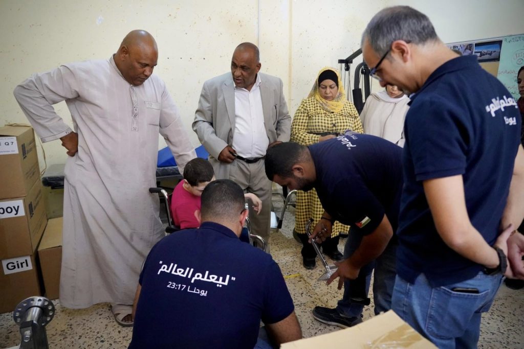 موظفي دار الكتاب المقدس يقدموا كراسي متنقلة في منظفة الاعوار الجنوبية