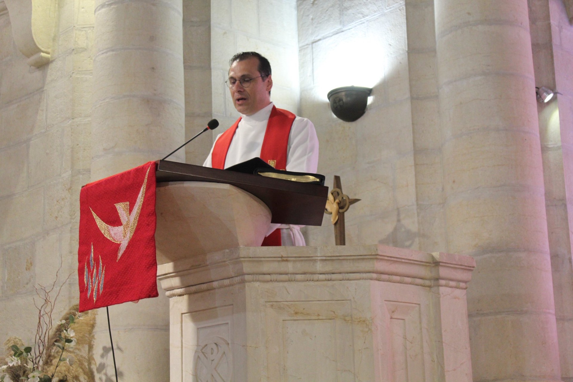 القسيس منذر إسحق يقدم كلمة الوداع في كنيسة الميلاد اللوثرية