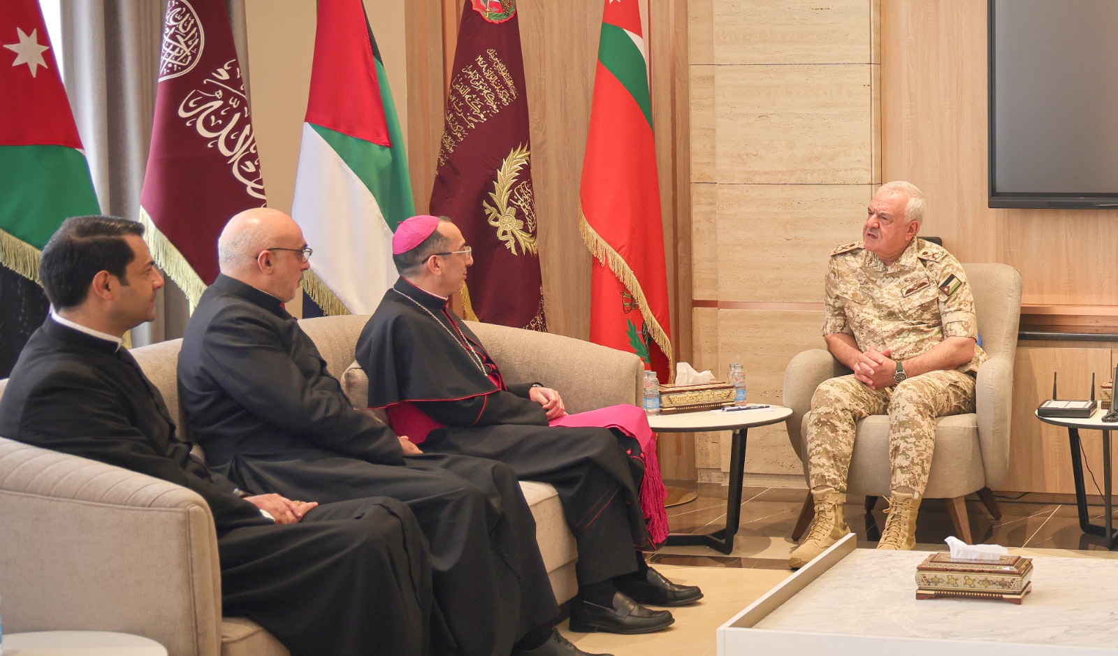 63886285592182086017