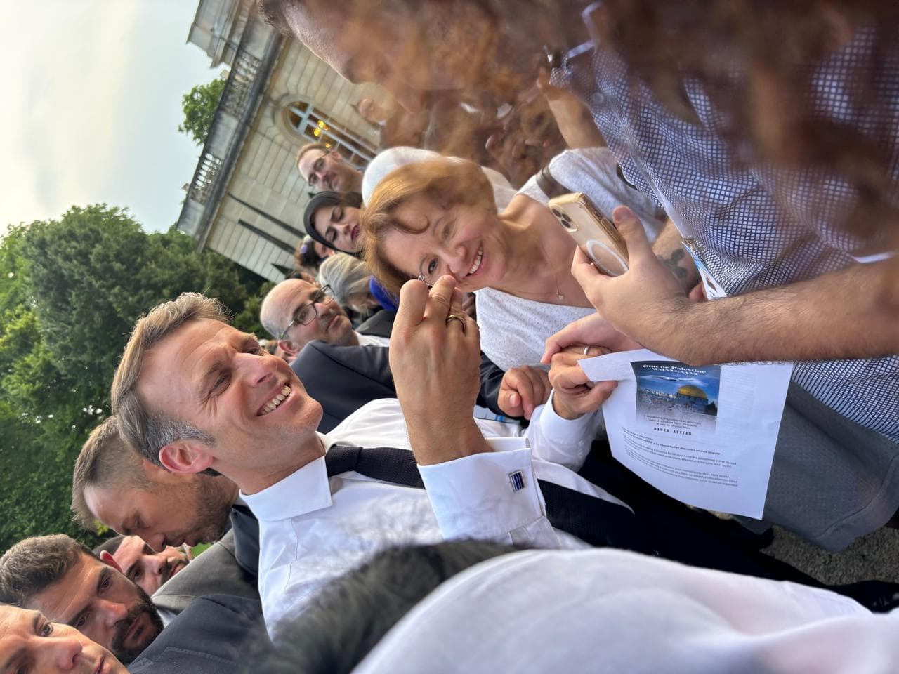 الرئيس الفرنسي يمانيول ماكرون يمسك نسخة من منشور عن كتابي: الدولة الفلسطينية الان باللغة الفرنسية