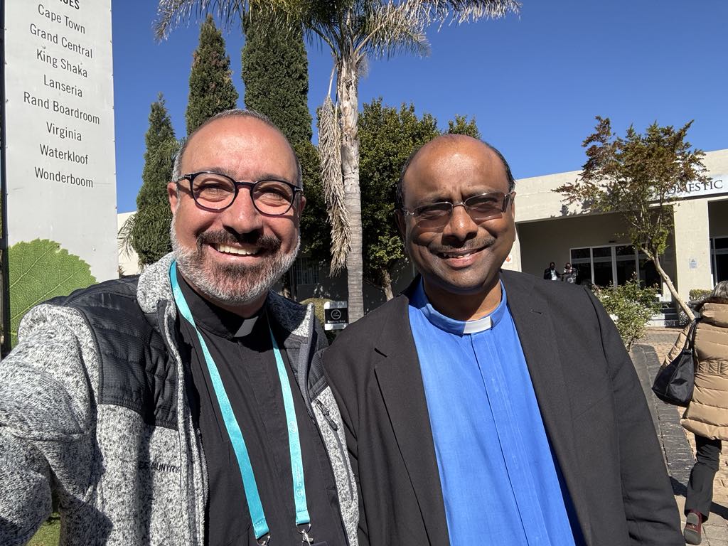 القس اليتيم مع السكرتير العام لمجلس الكنائس العالمي