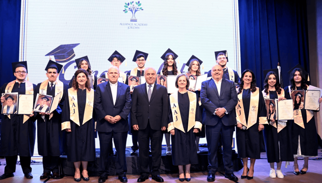 وزير التربية والتعليم يتوسط الخريجين والمدراء