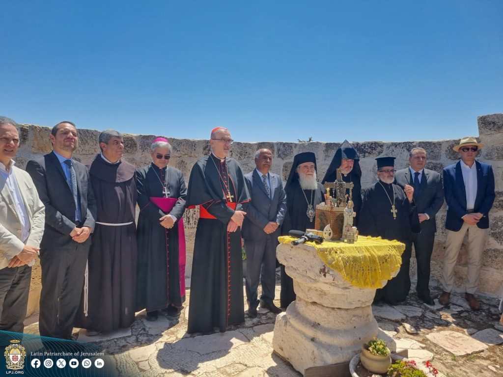 لقطة من الزيارة التضامنية الكنسية والدبلوماسية لقرية الطيبة الفلسطينية