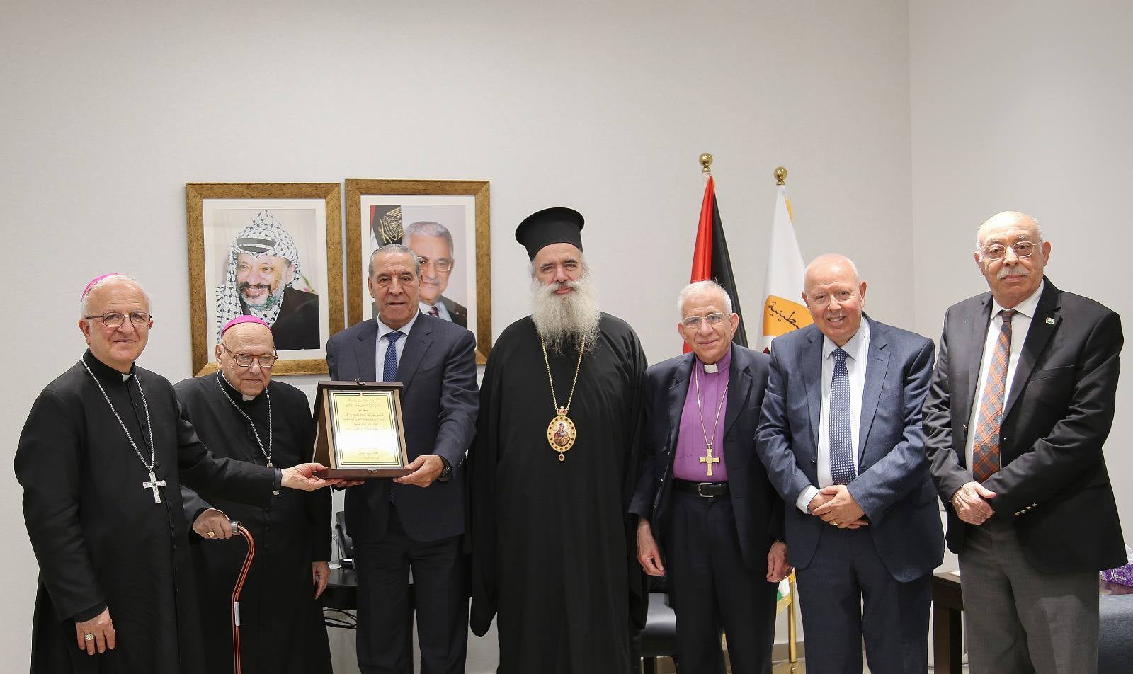 من اليمين عضو تنفيذية م.ت.ف فيصل عرنكي، هاني الحصري (نادري ارثوذكسي) المطران منيب يونان، المطران عطالله حنا، نائب الرئيس حسين الشيخ، بطريرك ميشيل صباح، المطران وليم شوملي