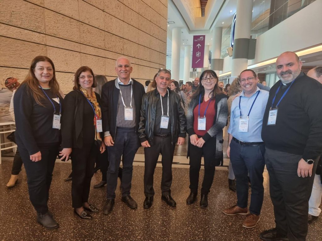 صورة لمجموعة معلمات ومعلمين من مديري المدارس المسيحية في مؤتمر الوزارة الخاص بالإدارة التربوية،