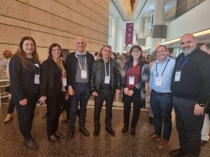 صورة لمجموعة معلمات ومعلمين من مديري المدارس المسيحية في مؤتمر الوزارة الخاص بالإدارة التربوية،