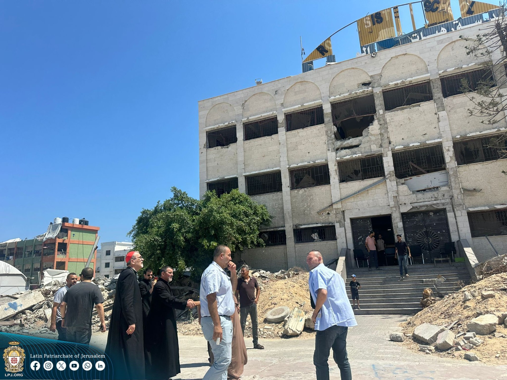 الكاردينال اللاتيني يتفحص مدرسة راهبات الوردية في غزة التي تعرضت للقصف ايضًا