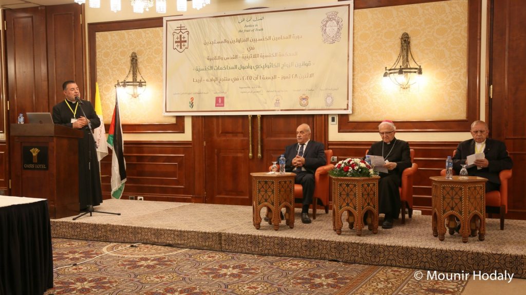 الأب د. إيميل سلايطة رئيس محكمة القدس للّاتين. الجلوس من اليمين الأب جهاد شويحات، المطران وليم الشوملي و د. سمير حزبون مُمثِّل عن د. رمزي خوري