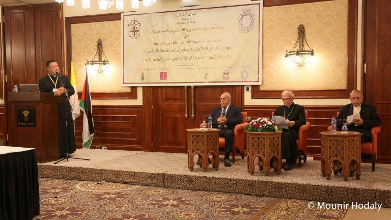 الأب د. إيميل سلايطة رئيس محكمة القدس للّاتين. الجلوس من اليمين الأب جهاد شويحات، المطران وليم الشوملي و د. سمير حزبون مُمثِّل عن د. رمزي خوري