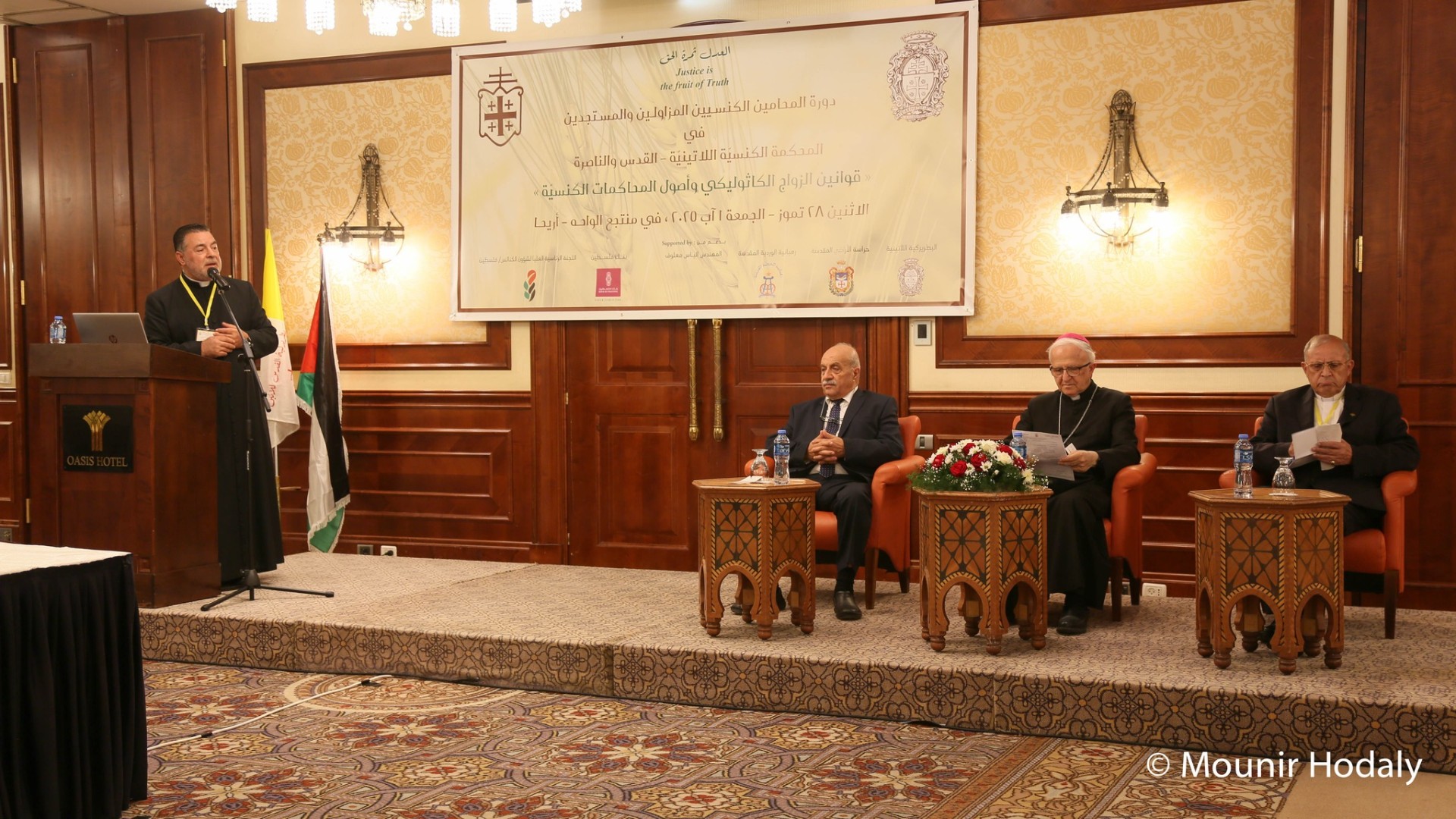 الأب د. إيميل سلايطة رئيس محكمة القدس للّاتين. الجلوس من اليمين الأب جهاد شويحات، المطران وليم الشوملي و د. سمير حزبون مُمثِّل عن د. رمزي خوري