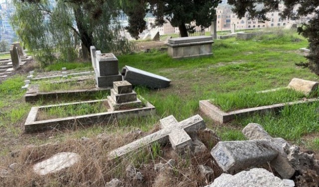 تكسير صلبان مقبرة الكنيسة الاسقفية في القدس