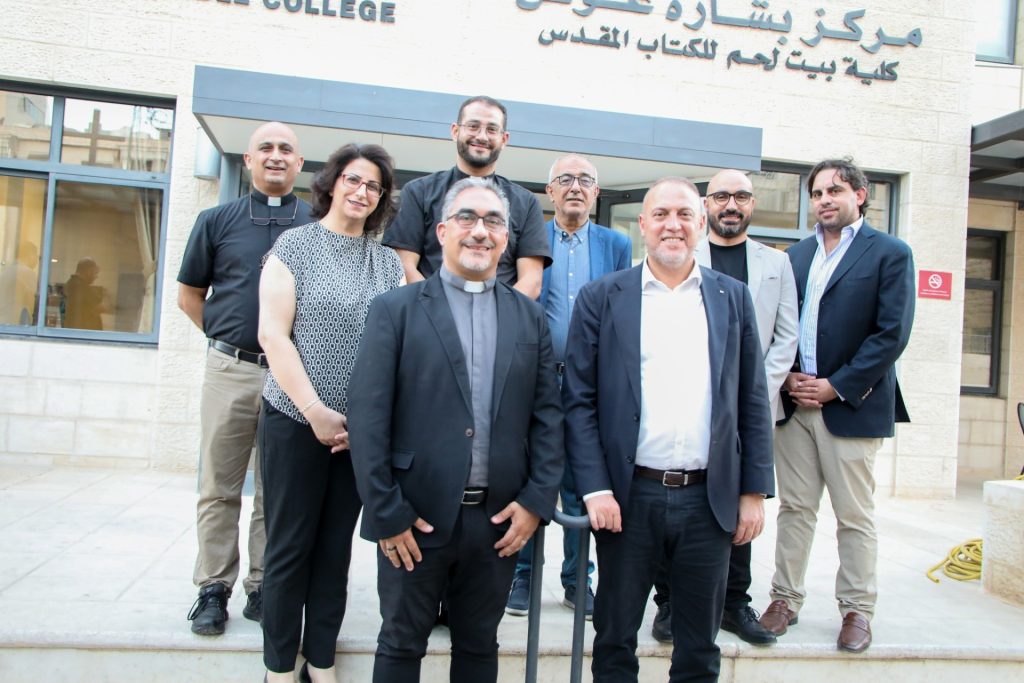 صورة جماعيّة للضيف وأسرة الكلّيّة أمام مركز بشارة عوض