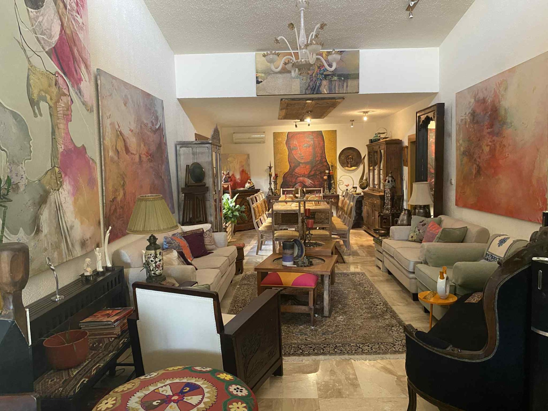 صالون مي خوري في عمان