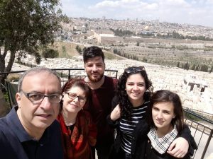 بطرس منصور والعائلة على جبل الزيتون في القدس