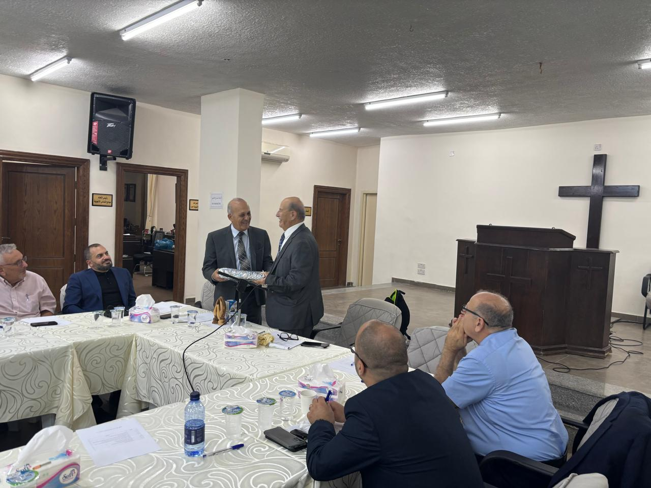 الباشا عماد معايعة يتسلم رئاسة المجامع من القس منير قاقيش