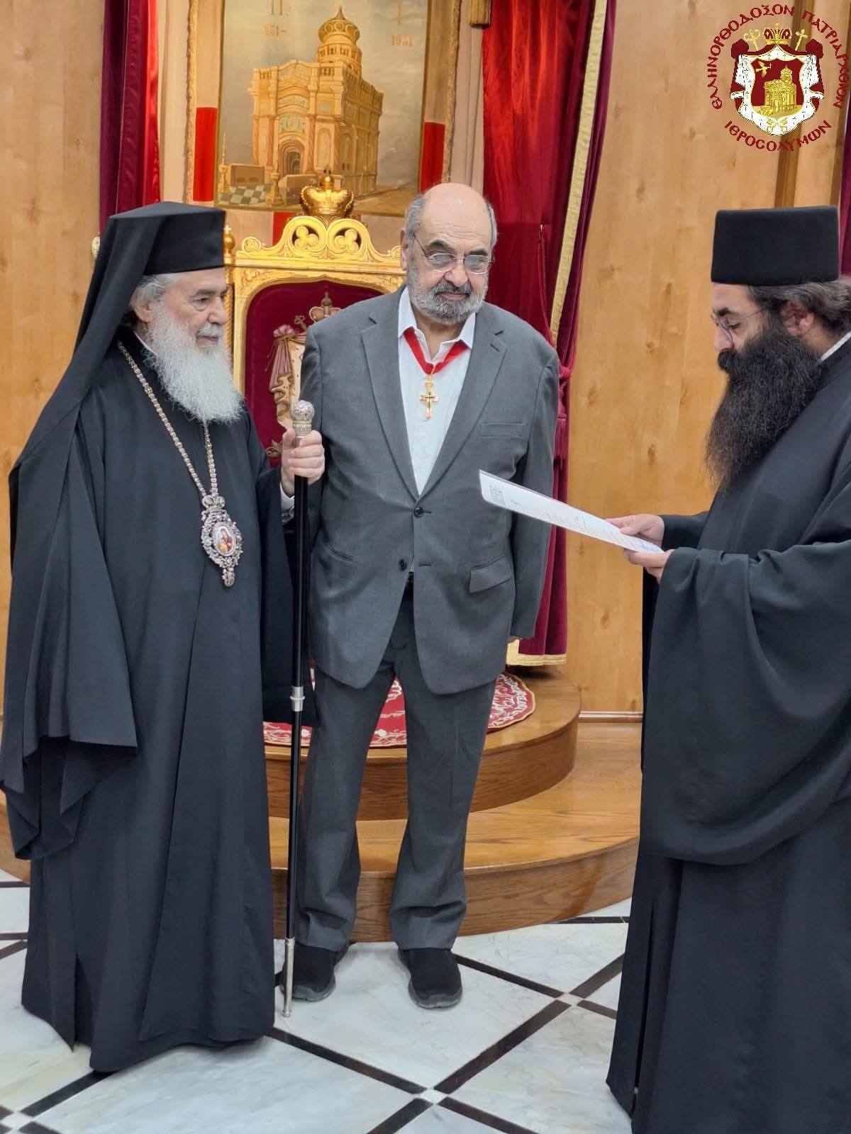 البطريرك ثيوفيلوس الثالث يُكرم الدكتور عوده قوّاس النائب السابق في مجلس النواب الاردني، تقديراً لمساهمته الكبيرة في مجال التعليم في مدارس البطريركية