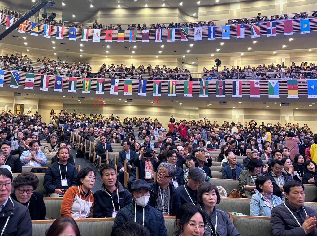 أعلام فلسطين والأردن في موقعٍ بارزٍ من قاعة الكنيسة الكوريّة المُستضيفة للجمعيّة العامّة للتَّحالُف الإنجيليّ العالميّ