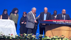 من اليمين: الرئيس المنتخب والرئيس السابق والقس بطرس منصور والقس عازر عجاح وعائلة القس بطرس