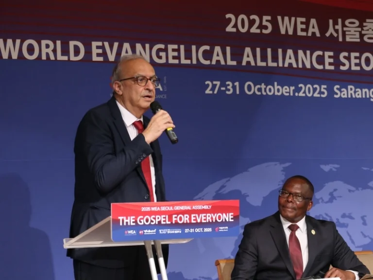 المتحدث الأمين العام القس بطرس منصور والي يسارة الرئيس المتقاعد د. جودويل شانا