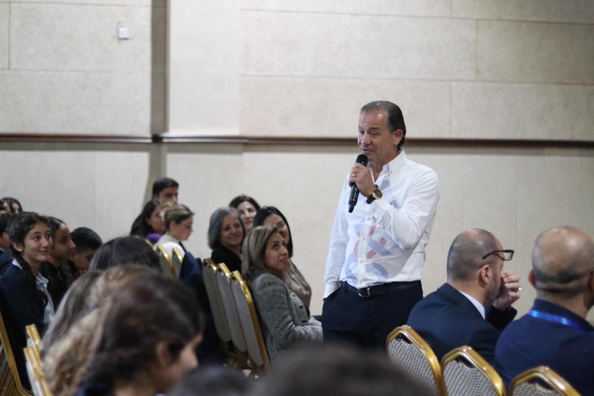 رجل الأعمال أسامة امسيح يتحدث لطلاب أكاديمية التحالف الأردنية