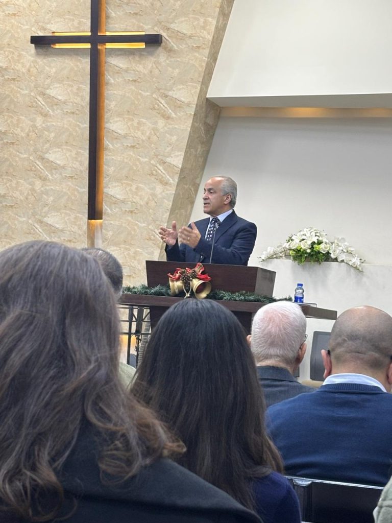 القس شكري شرش راعي كنيسة عمان المعمدانية