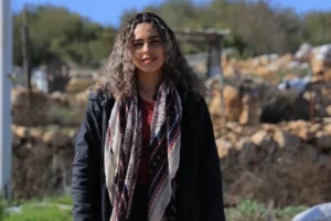 لاول مرة من سنيين تستطيع اليس قيسية ان تقف على ارضها