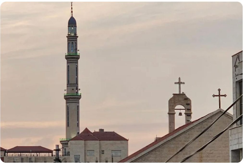 صورة تجمع المسجد عيسى بن مريم وكنيسة الروح القدس الكاثوليكية اللاتينية في محافظة مأدبا