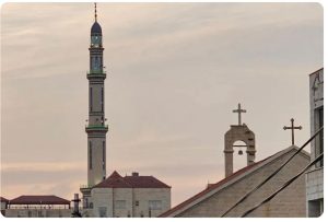 صورة تجمع المسجد عيسى بن مريم وكنيسة الروح القدس الكاثوليكية اللاتينية في محافظة مأدبا