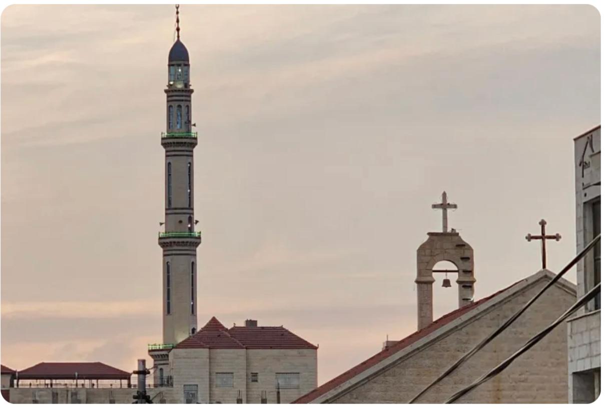 صورة تجمع المسجد عيسى بن مريم وكنيسة الروح القدس الكاثوليكية اللاتينية في محافظة مأدبا