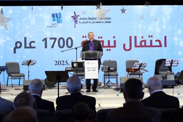 راعي الحفل القس اندرية زكي رئيس الطائفة الإنجيلية في مصر